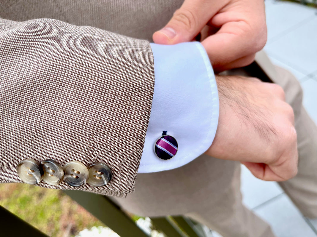 Arco Enine - Handgemachte Krawatte, passend zu jedem Anlass. Eine schöne Krawatte mit farblich abgestimmten Manschettenknöpfen und Einstecktuch. Perfekt zum verschenken für Hochzeiten. Das Krawattenset ist auch ein perfektes Geburtstagsgeschenk.