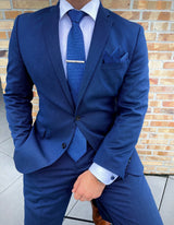 Eine blaue Krawatte, passend zu jedem Anlass. Eine schöne Krawatte mit farblich abgestimmten Manschettenknöpfen und Einstecktuch. Perfekt zum verschenken für Hochzeiten oder Geburtstagen. Das Krawattenset ist ein perfektes Geburtstagsgeschenk.